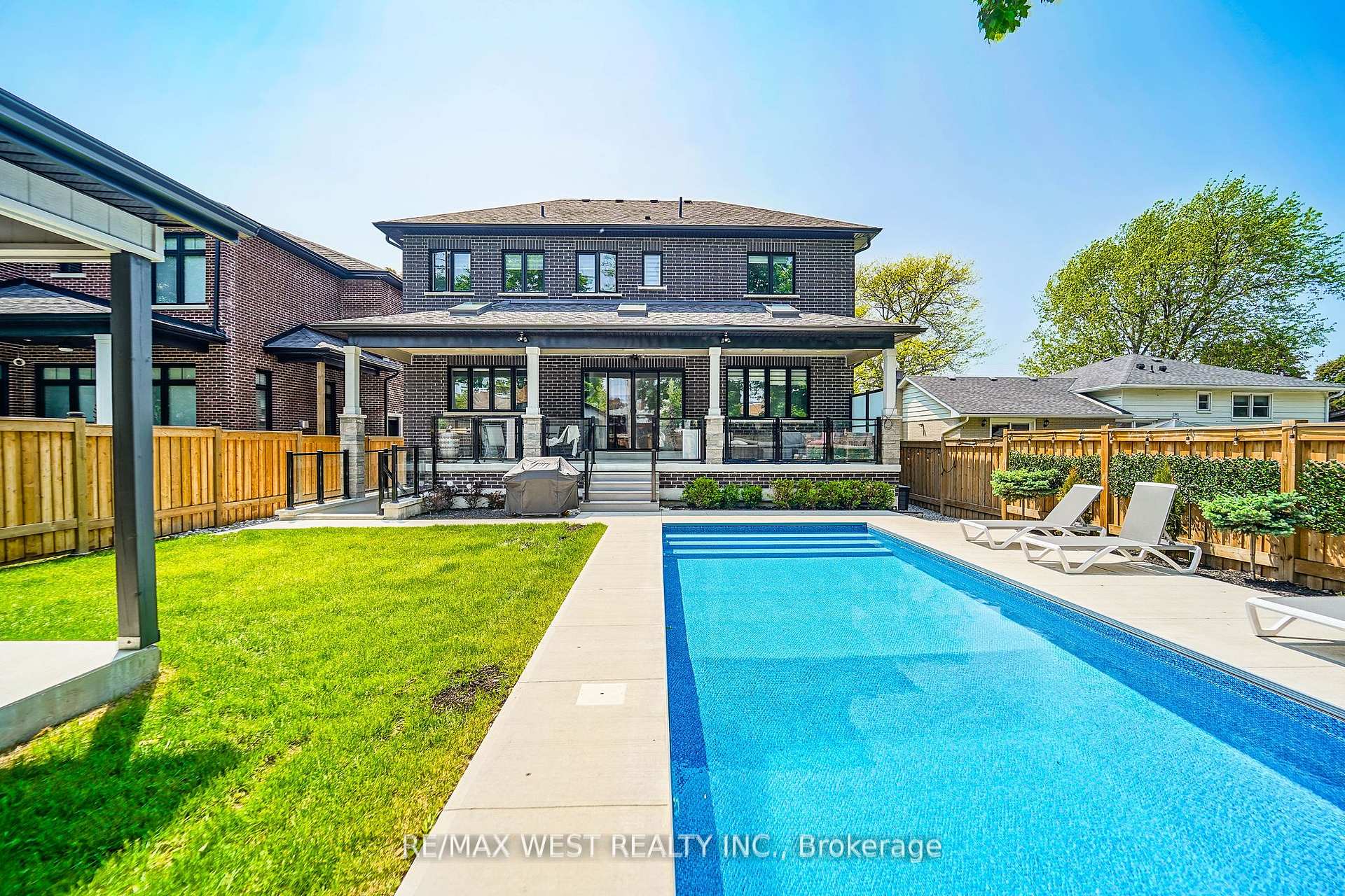 Photo 14 of 407 Cochrane Street, Whitby, Downtown Whitby — HOMEH