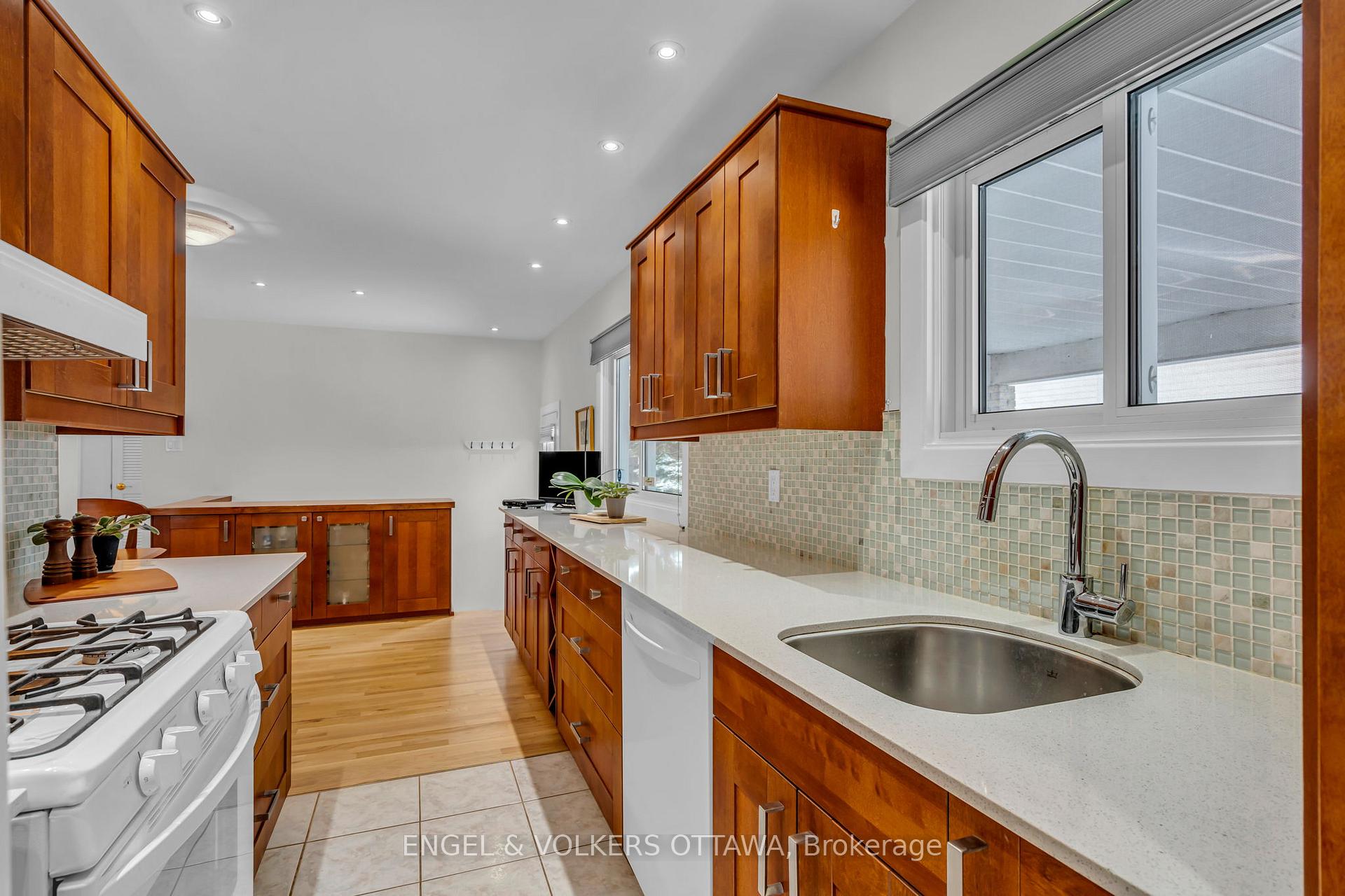 Photo 8 of 2002 Michigan Avenue, Ottawa, Guildwood Estates - Urbandale Acres — HOMEH