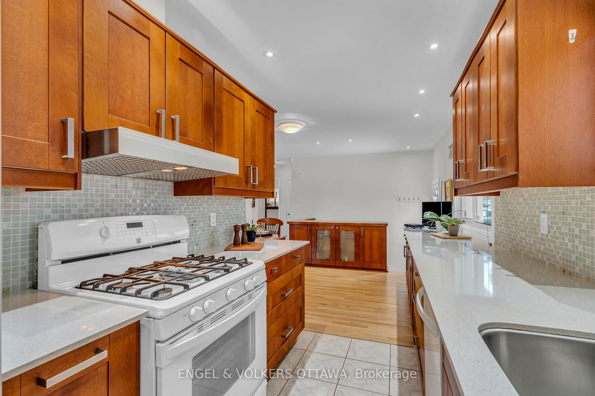 Photo 12 of 2002 Michigan Avenue, Ottawa, Guildwood Estates - Urbandale Acres — HOMEH