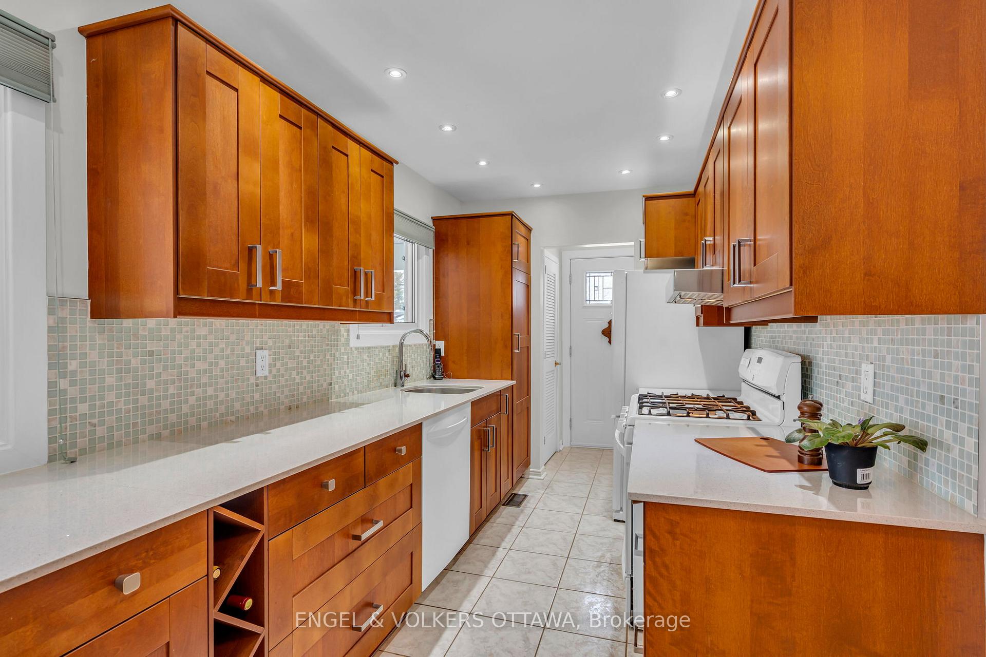 Photo 9 of 2002 Michigan Avenue, Ottawa, Guildwood Estates - Urbandale Acres — HOMEH
