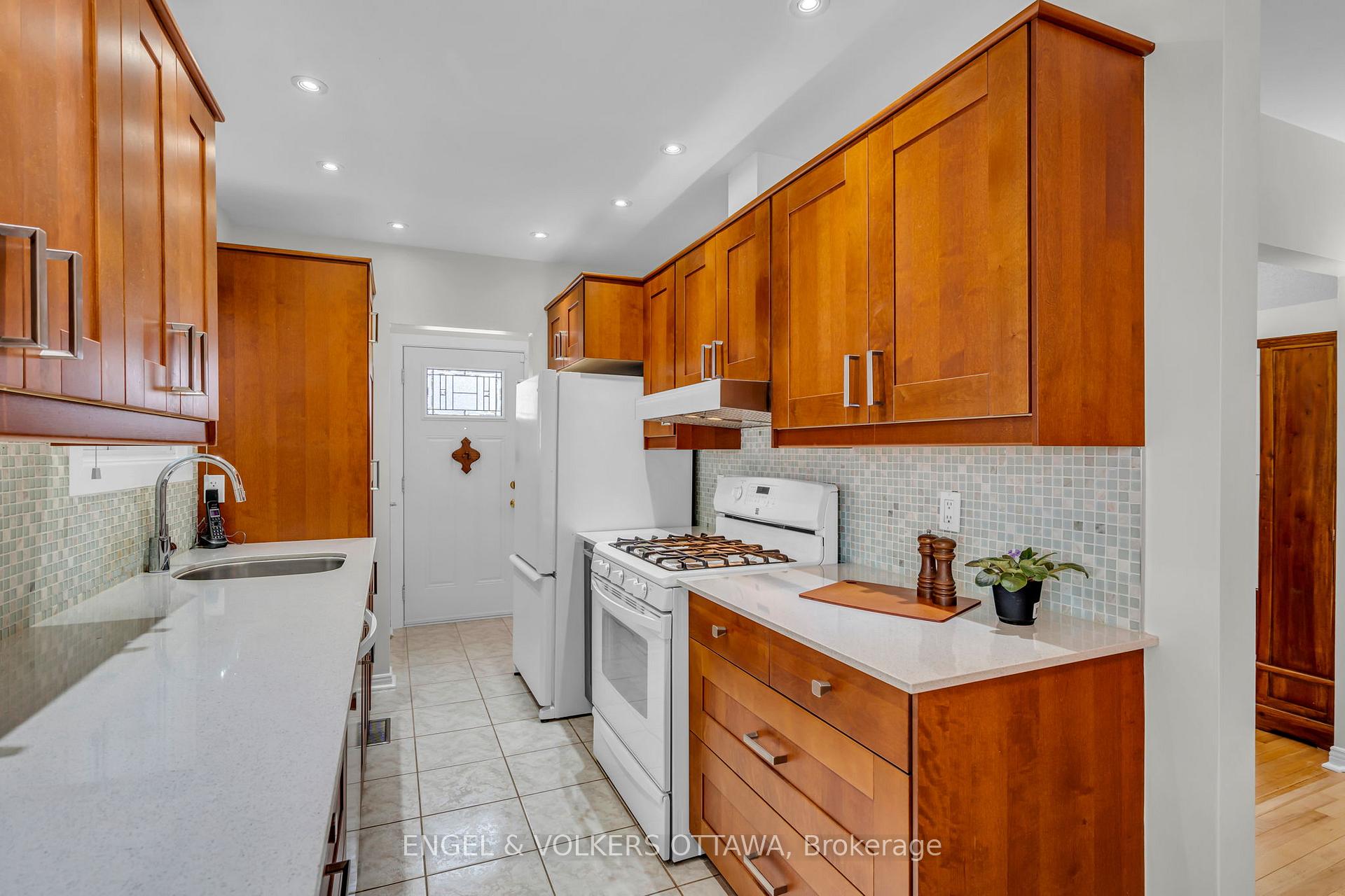 Photo 11 of 2002 Michigan Avenue, Ottawa, Guildwood Estates - Urbandale Acres — HOMEH