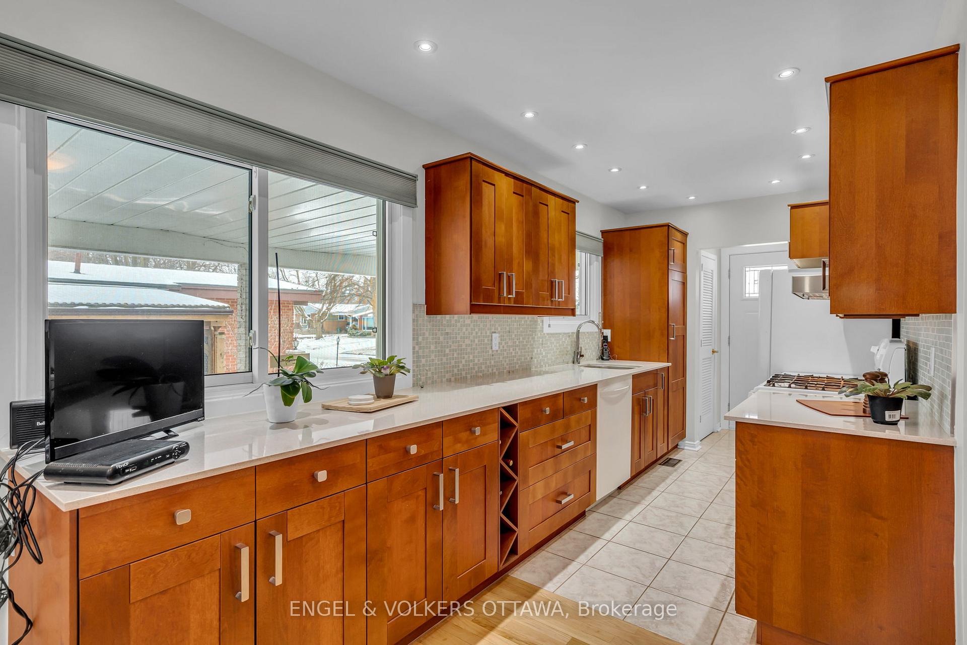 Photo 14 of 2002 Michigan Avenue, Ottawa, Guildwood Estates - Urbandale Acres — HOMEH