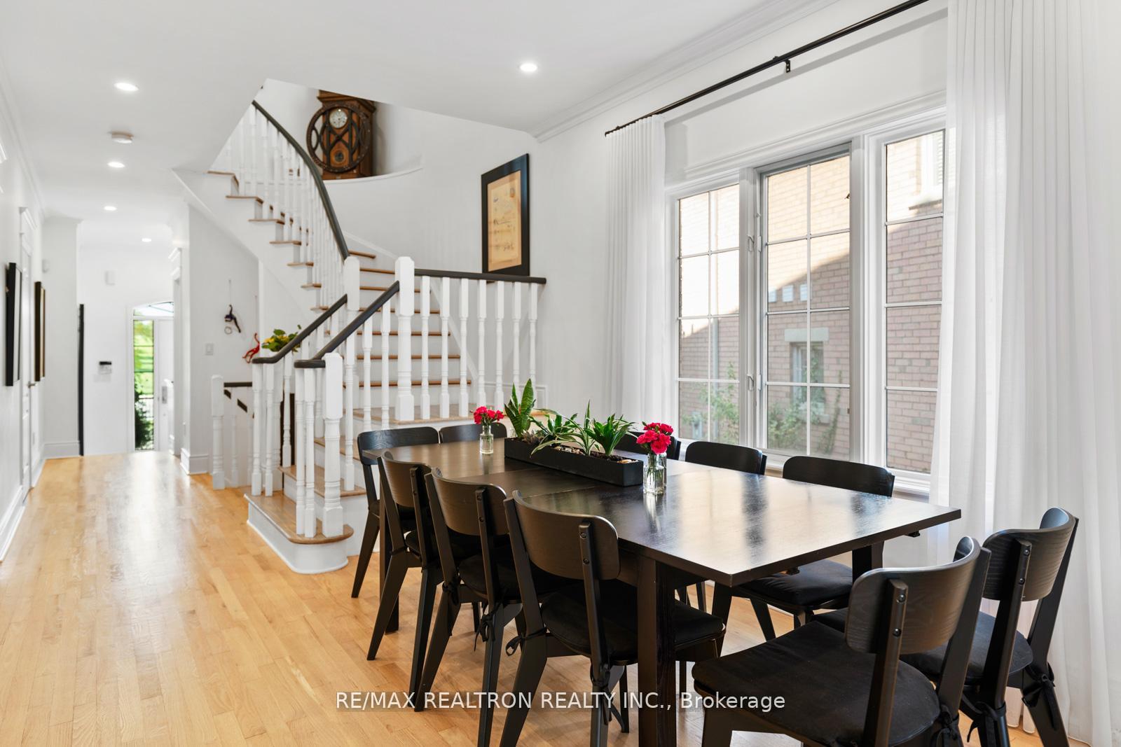 Photo 4 of 136 Kingsbridge Circle, Vaughan, Beverley Glen — HOMEH