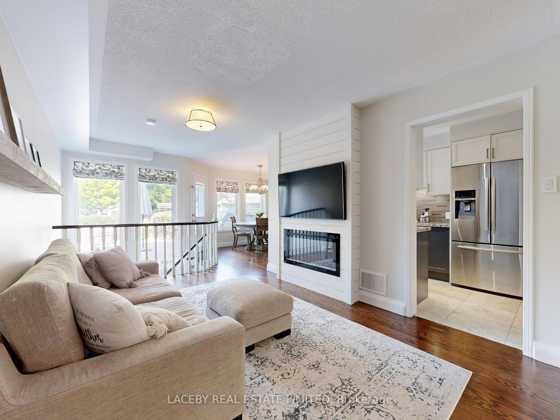 Photo 3 of 71 Hollandview Trail, Aurora, Bayview Wellington — HOMEH