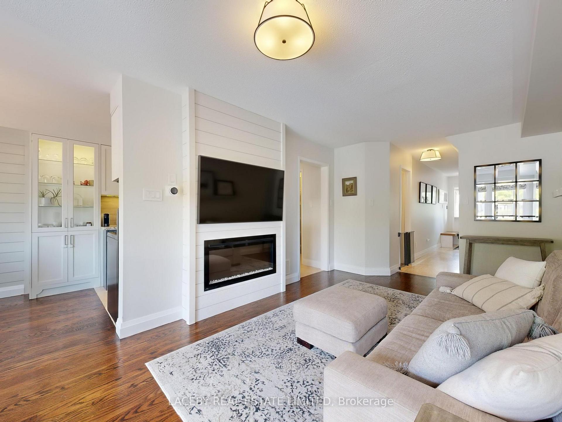 Photo 9 of 71 Hollandview Trail, Aurora, Bayview Wellington — HOMEH
