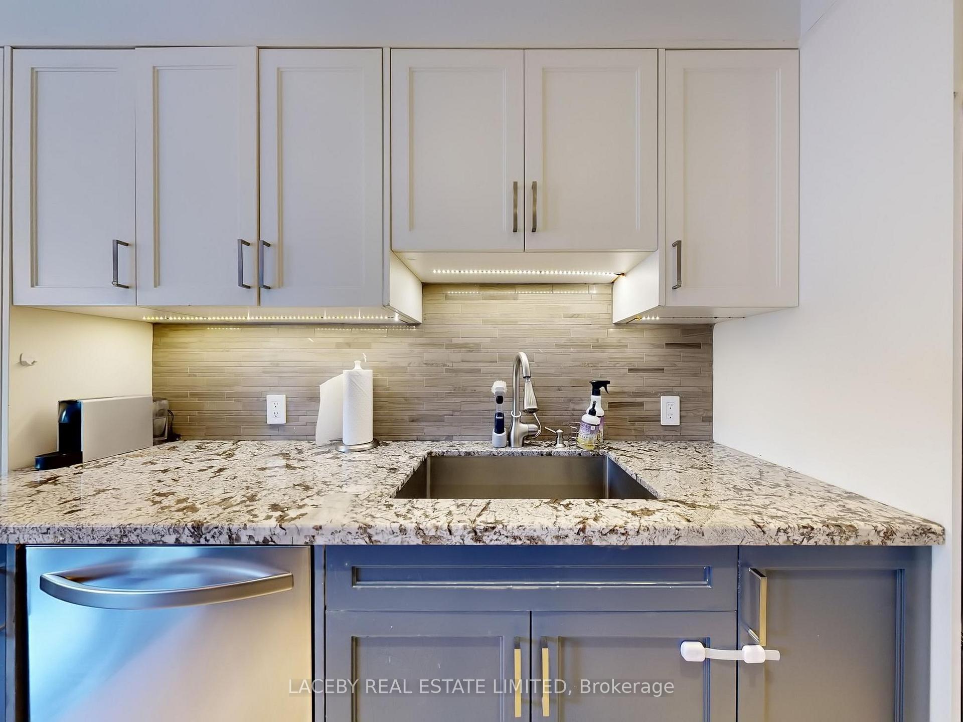 Photo 11 of 71 Hollandview Trail, Aurora, Bayview Wellington — HOMEH