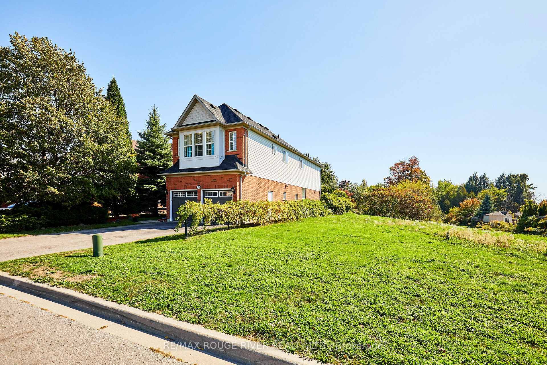 Photo 2 of 25 Constance Drive, Whitby, Williamsburg — HOMEH