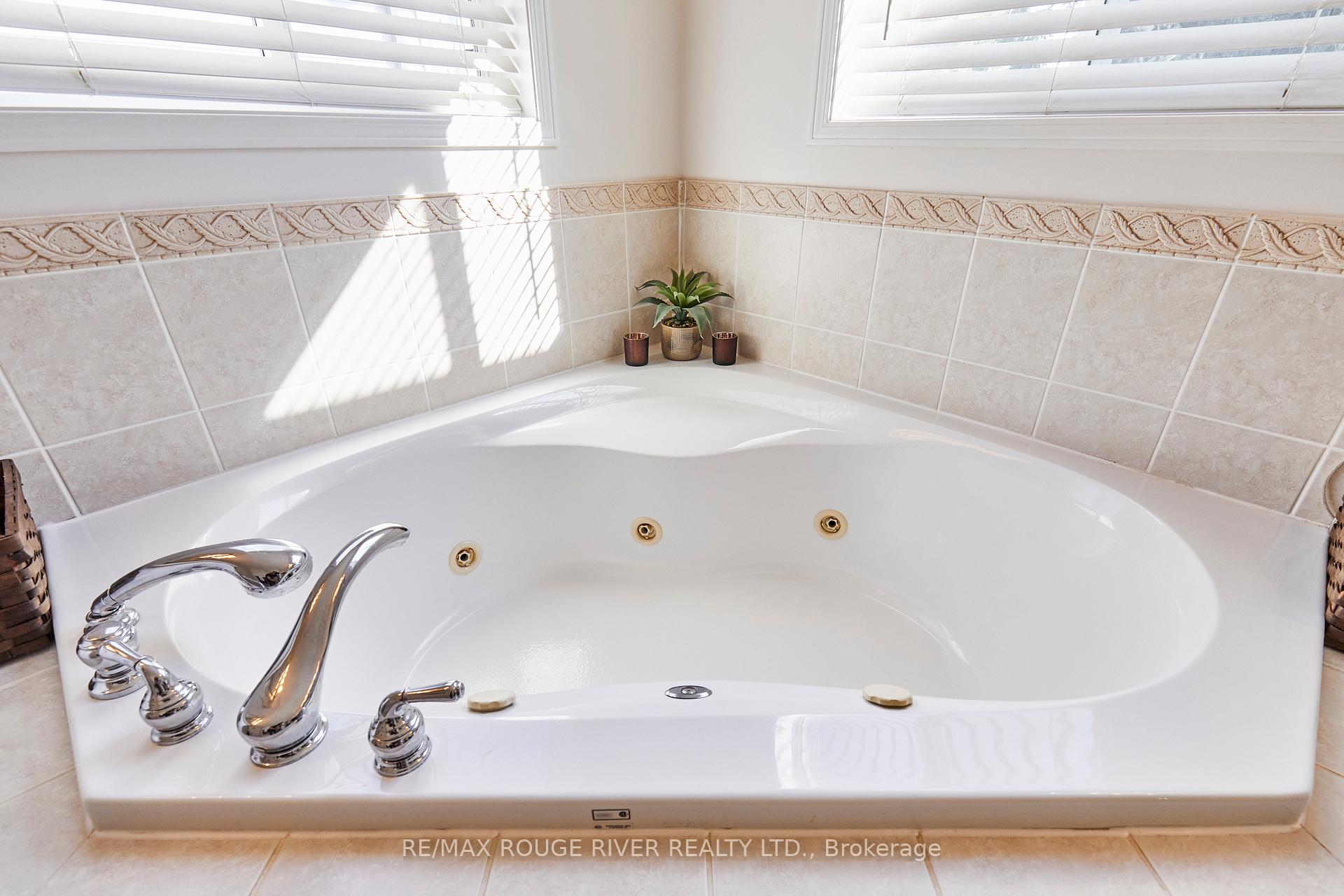 Photo 15 of 25 Constance Drive, Whitby, Williamsburg — HOMEH