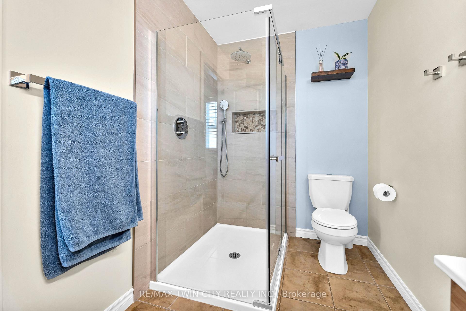 Photo 18 of 572 Altheim Crescent, Waterloo — HOMEH