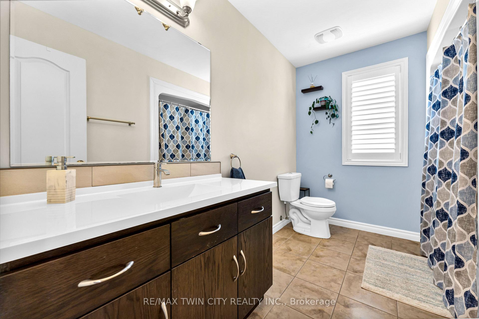 Photo 23 of 572 Altheim Crescent, Waterloo — HOMEH