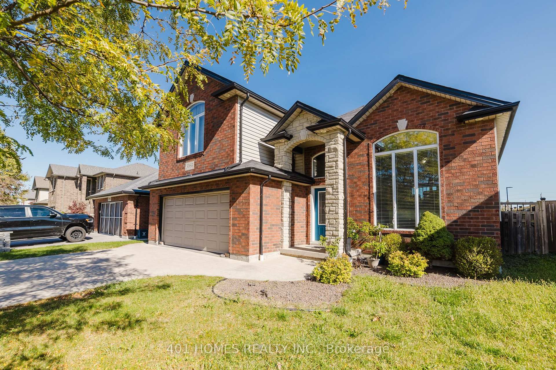 Photo 3 of 3068 Troup Crescent E, Windsor — HOMEH