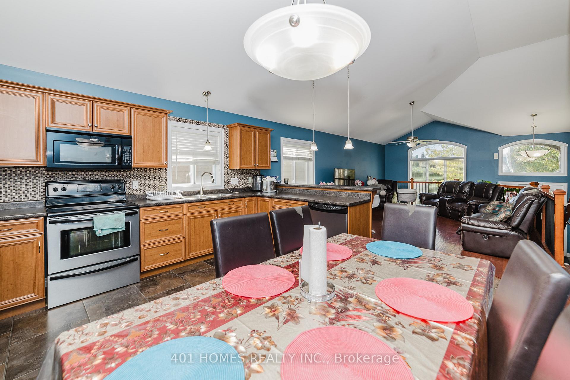 Photo 11 of 3068 Troup Crescent E, Windsor — HOMEH