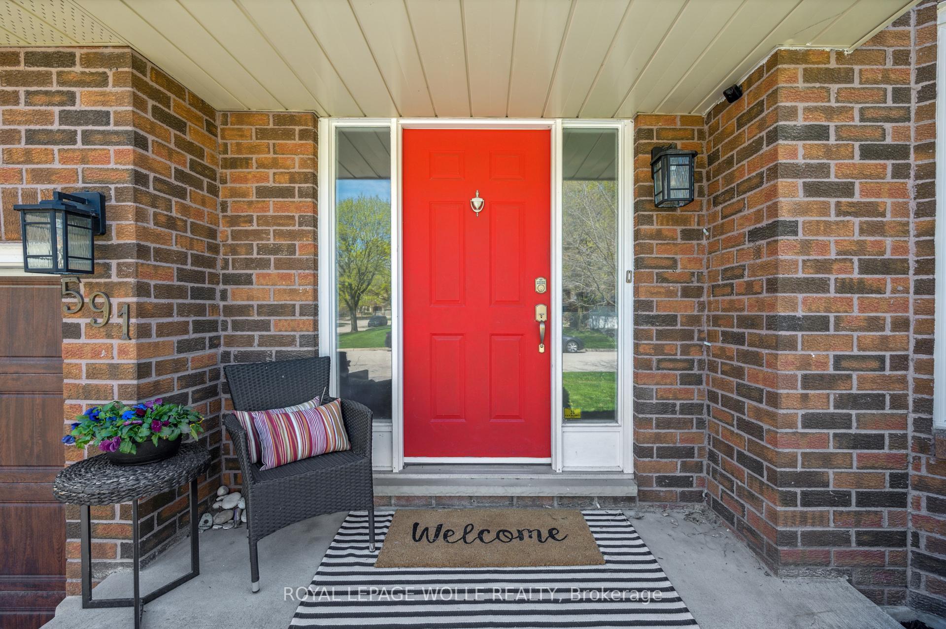 Photo 5 of 591 Deer Run Drive, Waterloo — HOMEH