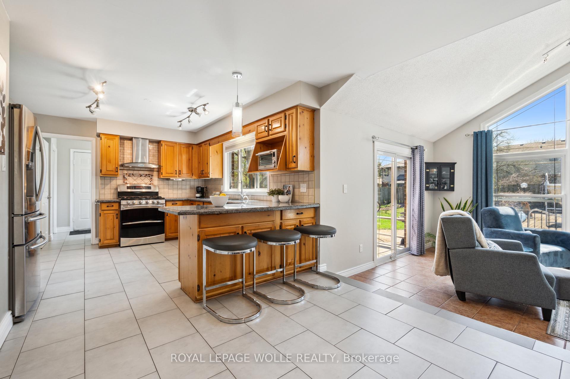 Photo 12 of 591 Deer Run Drive, Waterloo — HOMEH