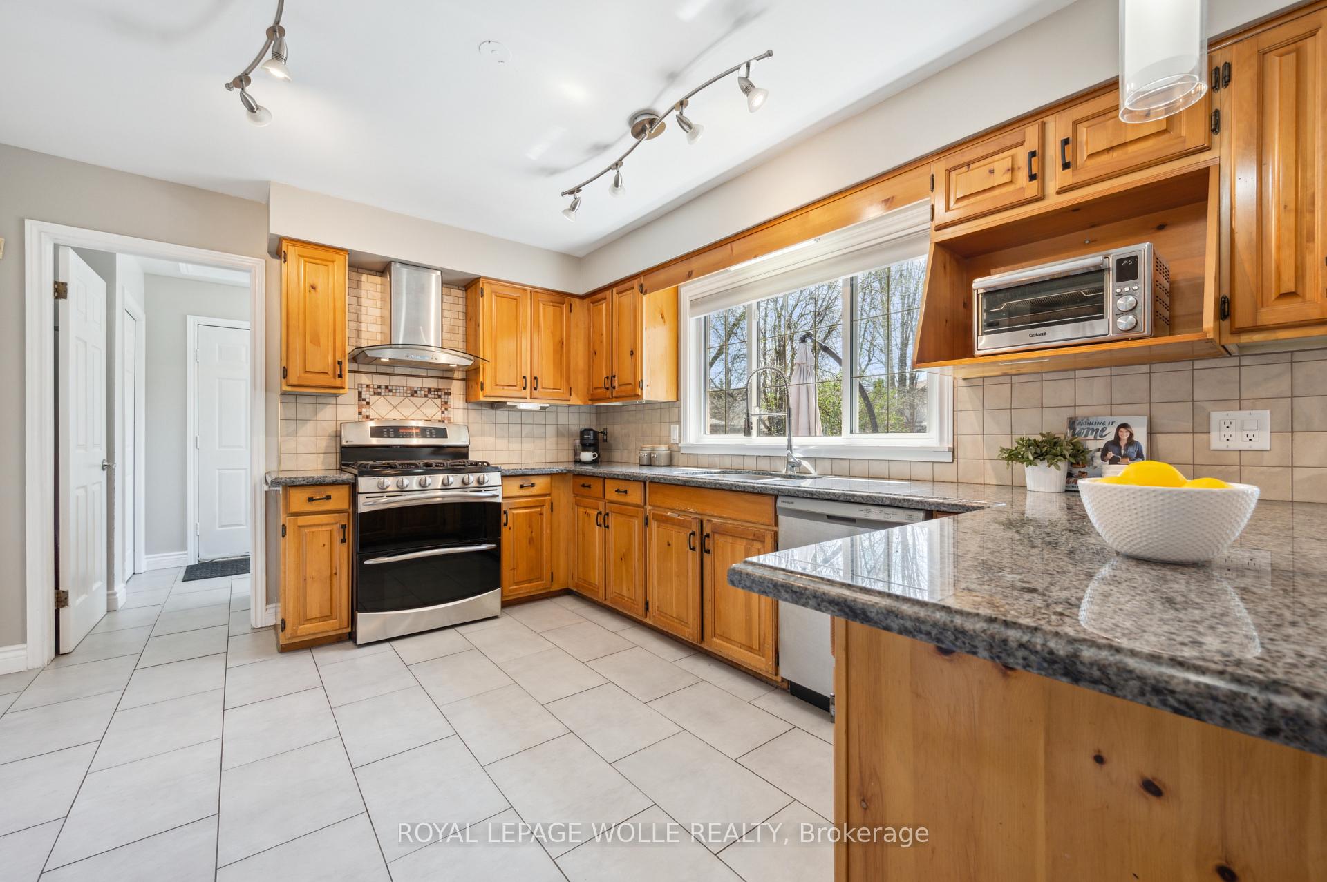 Photo 13 of 591 Deer Run Drive, Waterloo — HOMEH