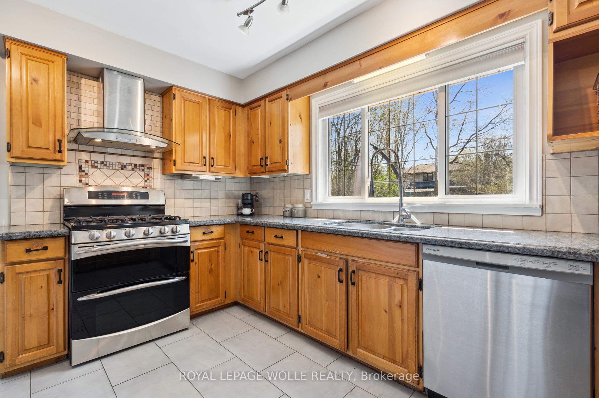 Photo 14 of 591 Deer Run Drive, Waterloo — HOMEH