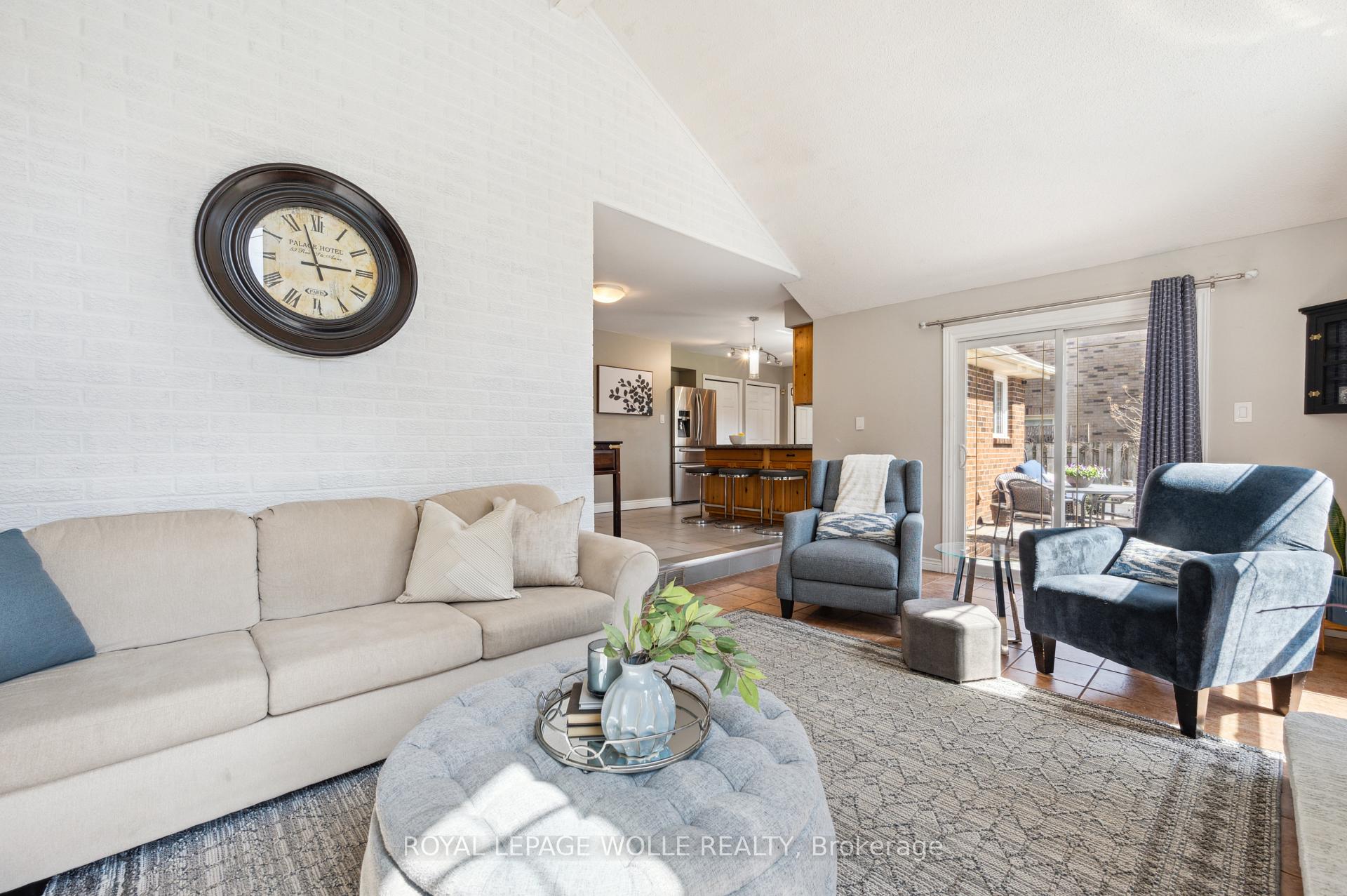 Photo 18 of 591 Deer Run Drive, Waterloo — HOMEH