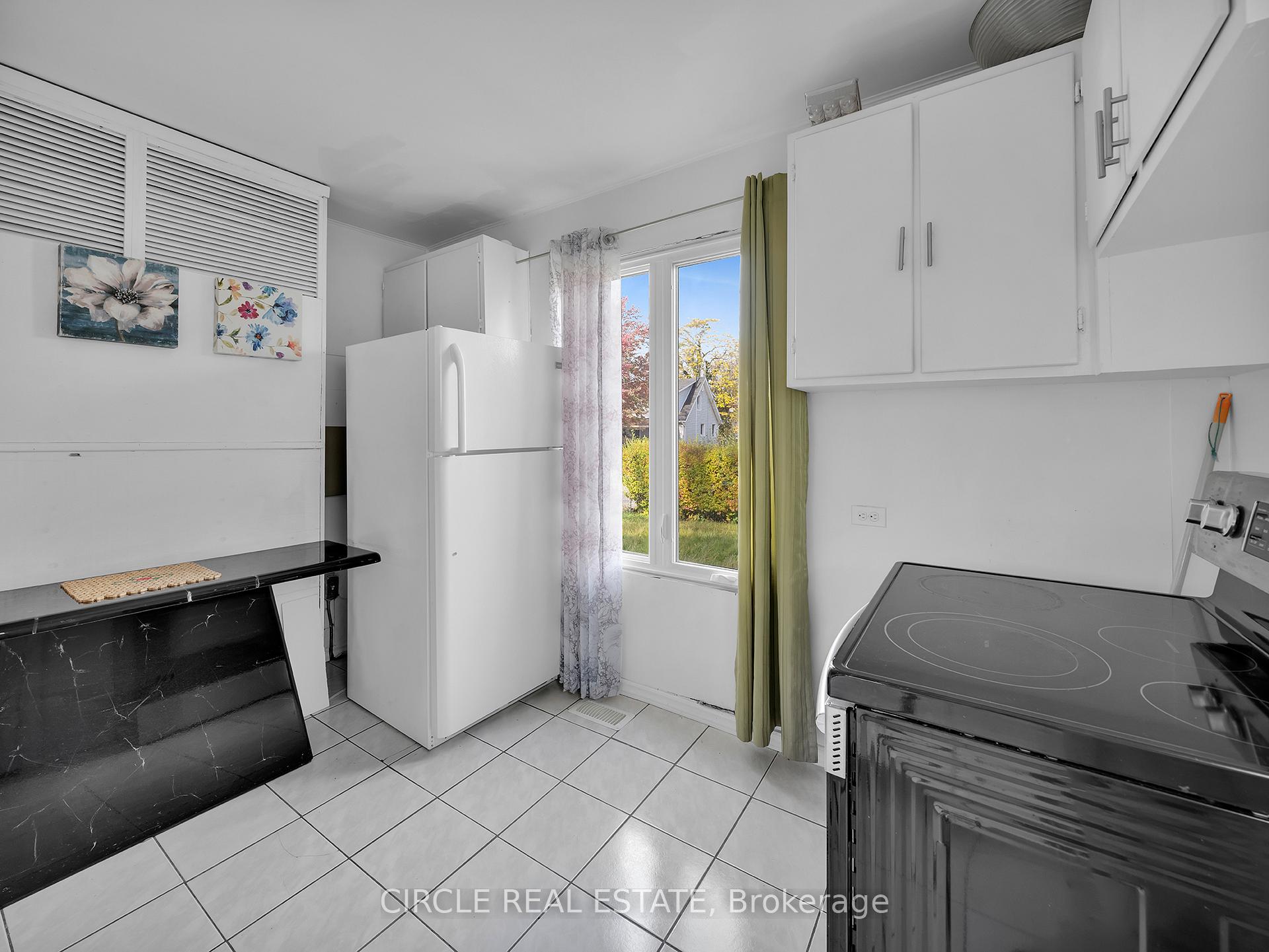 Photo 9 of 683 Stanley Street, Windsor — HOMEH
