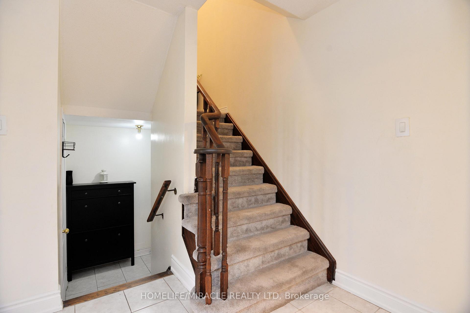 Photo 11 of 41 Cottage Crescent, Whitby, Rolling Acres — HOMEH