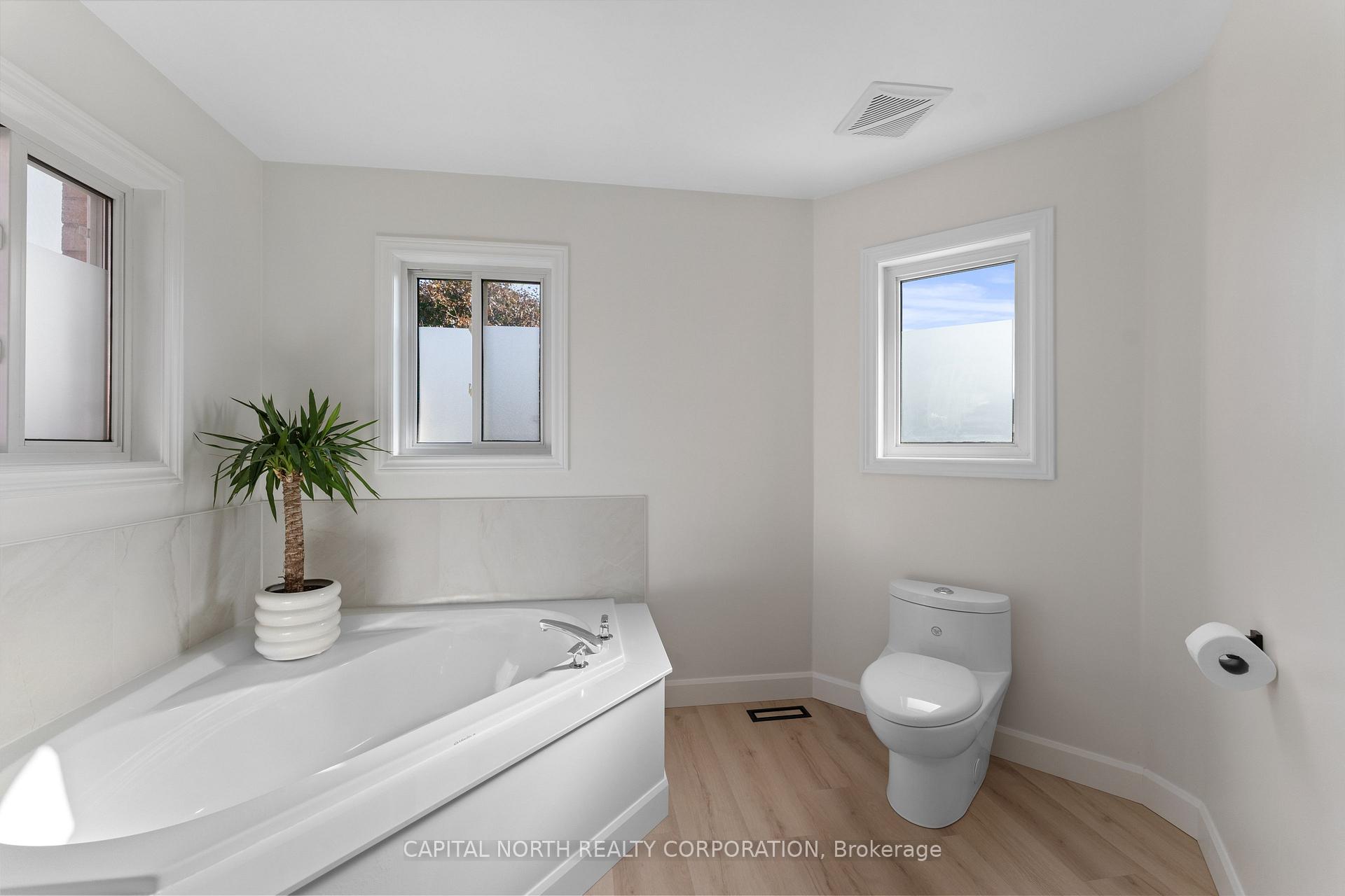 Photo 3 of 127 Baycliffe Drive, Whitby, Williamsburg — HOMEH