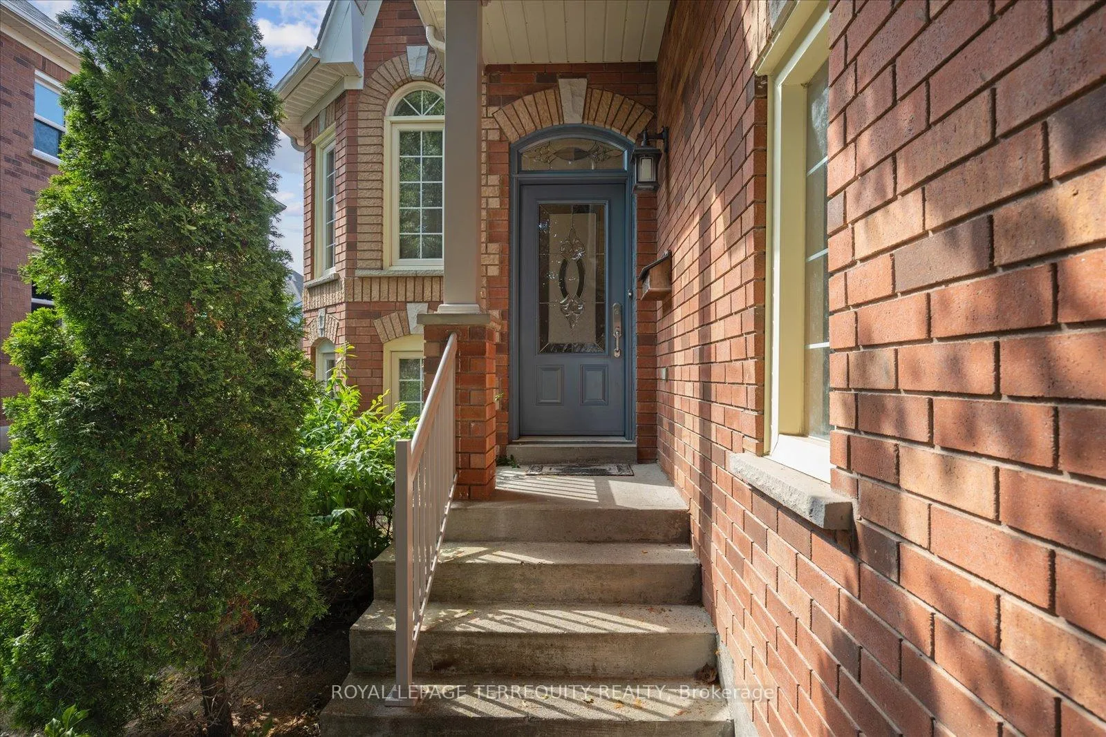 Photo 2 of 15 Waring Avenue, Whitby, Brooklin — HOMEH