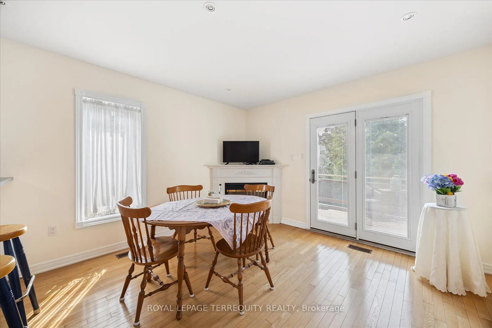 Photo 14 of 15 Waring Avenue, Whitby, Brooklin — HOMEH