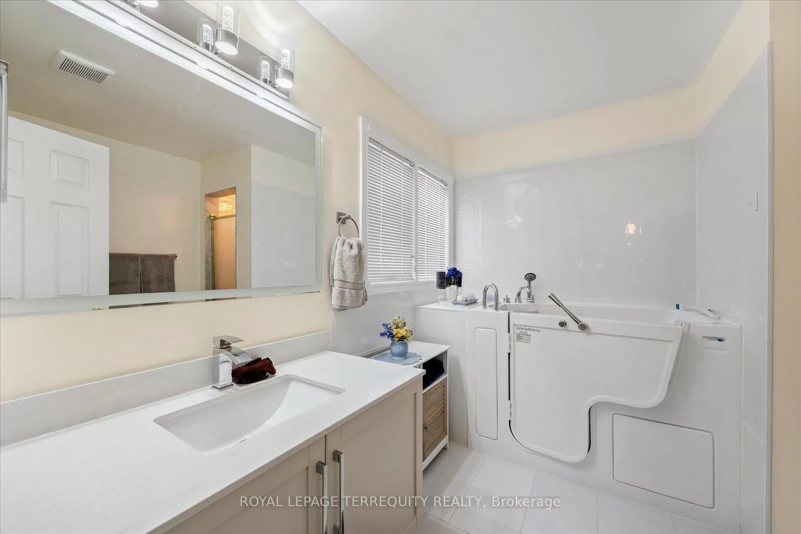 Photo 18 of 15 Waring Avenue, Whitby, Brooklin — HOMEH