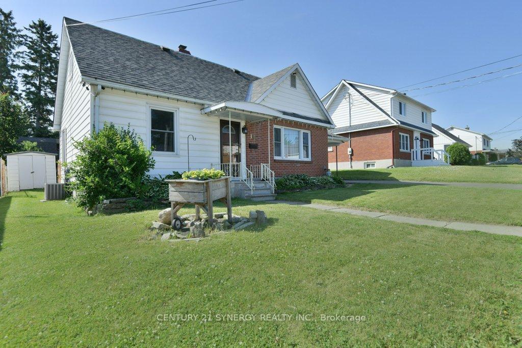 Photo 2 of 10 Mclachlin Street S, Arnprior — HOMEH