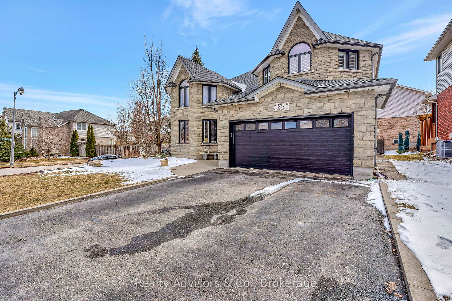 Photo 2 of 537 Buckingham Boulevard, Waterloo — HOMEH