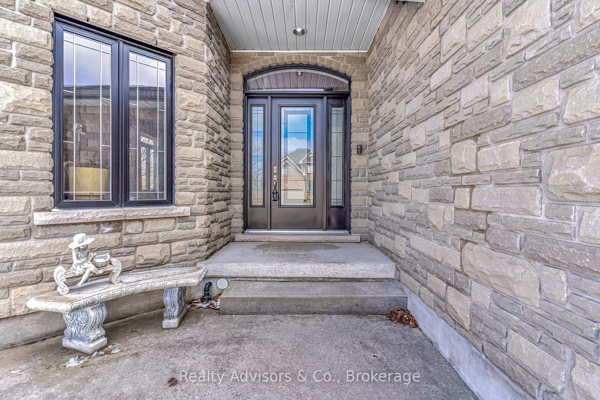 Photo 4 of 537 Buckingham Boulevard, Waterloo — HOMEH