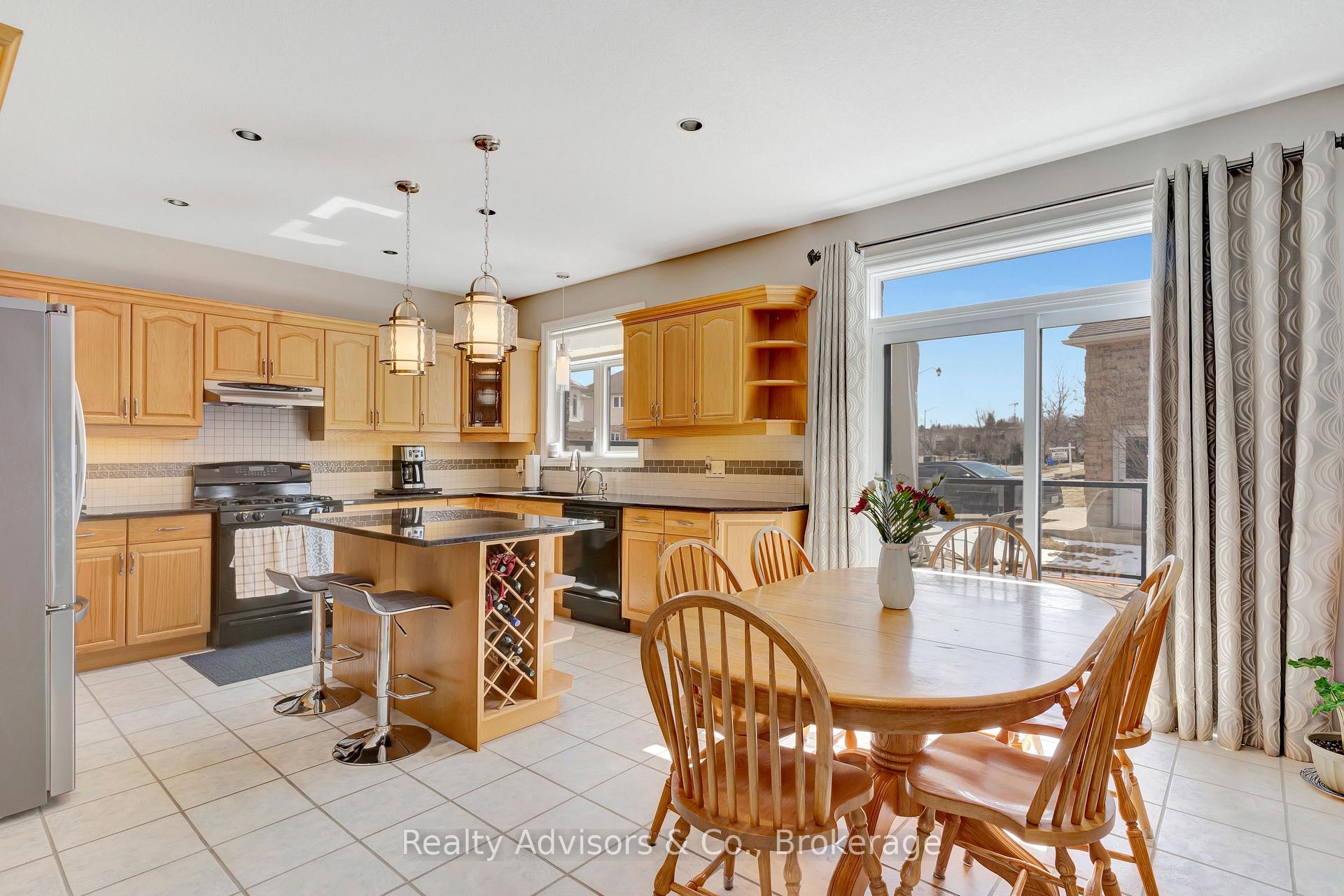 Photo 10 of 537 Buckingham Boulevard, Waterloo — HOMEH