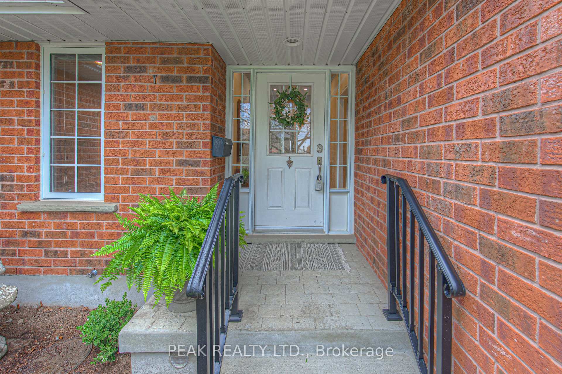 Photo 2 of 300 Thorncrest Drive, Waterloo — HOMEH