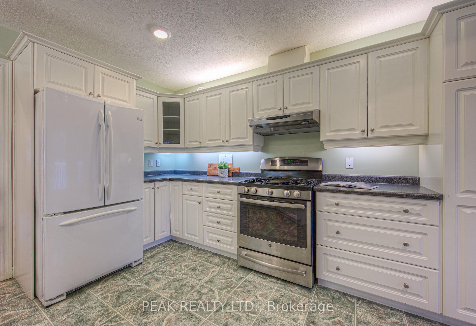 Photo 7 of 300 Thorncrest Drive, Waterloo — HOMEH