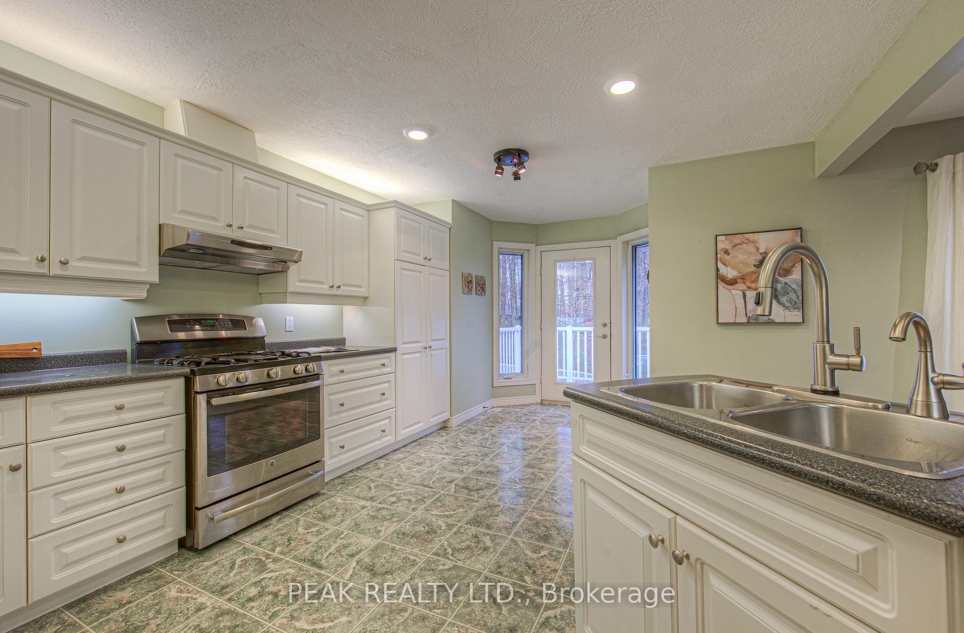 Photo 9 of 300 Thorncrest Drive, Waterloo — HOMEH