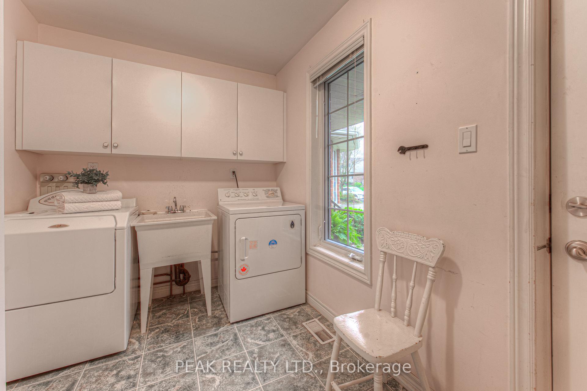 Photo 11 of 300 Thorncrest Drive, Waterloo — HOMEH