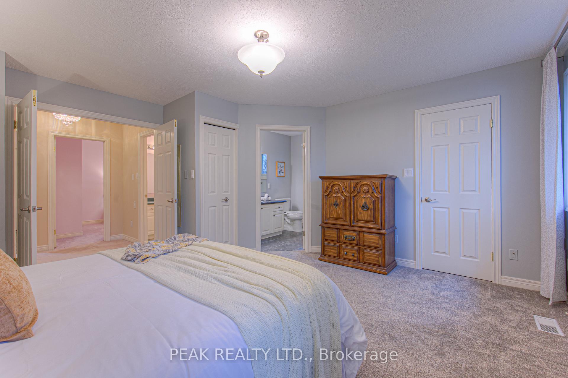 Photo 16 of 300 Thorncrest Drive, Waterloo — HOMEH