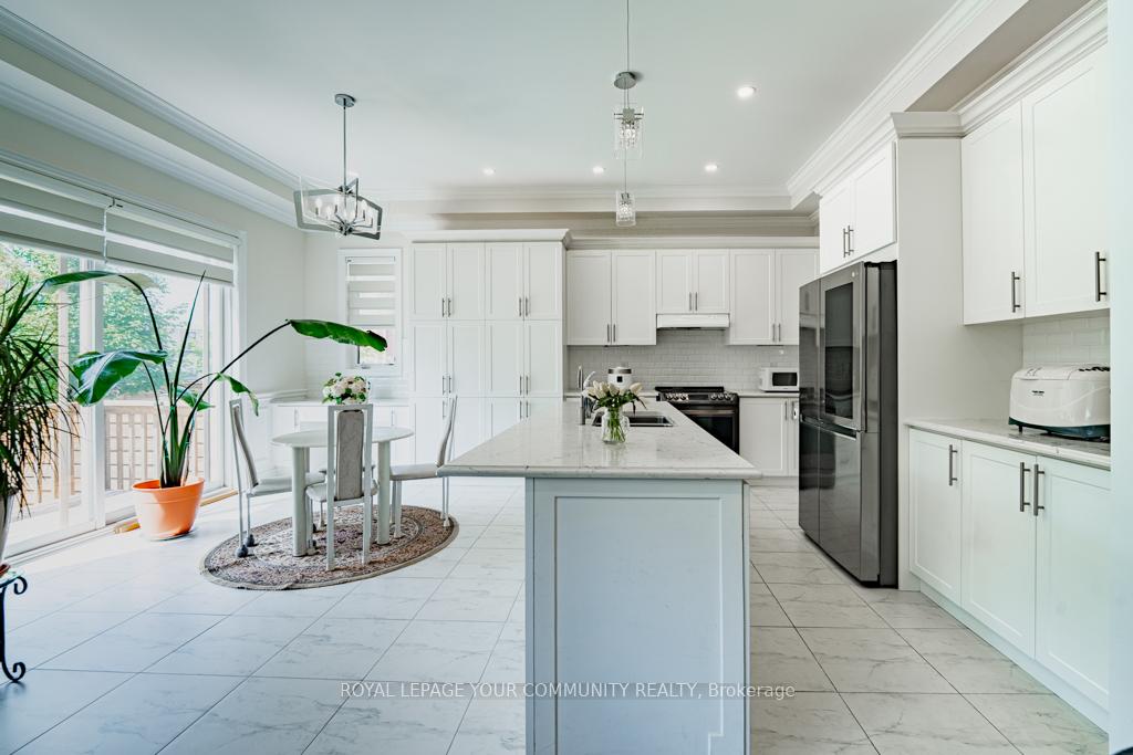 Photo 7 of 18 Maple Fields Circle, Aurora, Aurora Estates — HOMEH