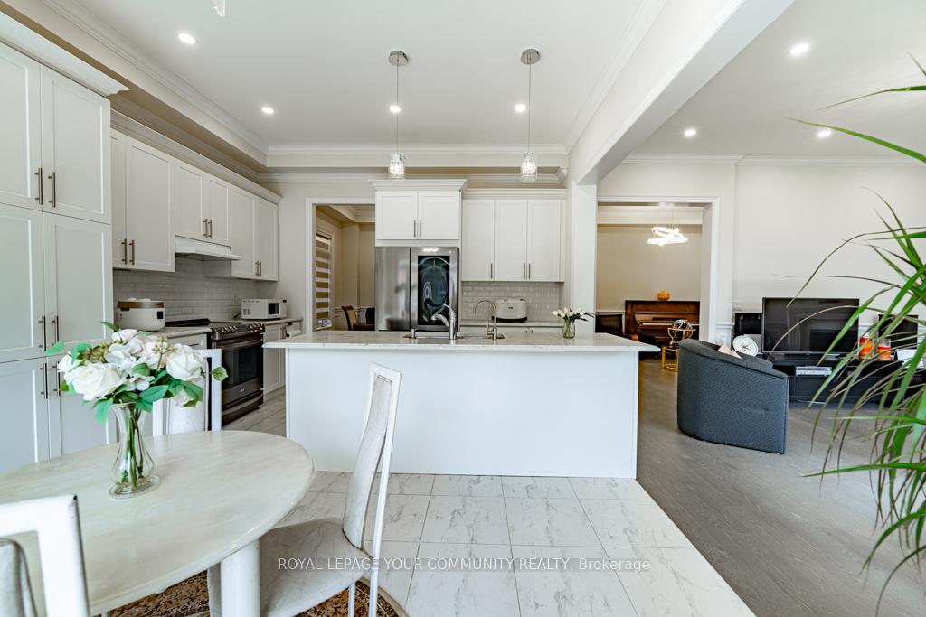 Photo 10 of 18 Maple Fields Circle, Aurora, Aurora Estates — HOMEH