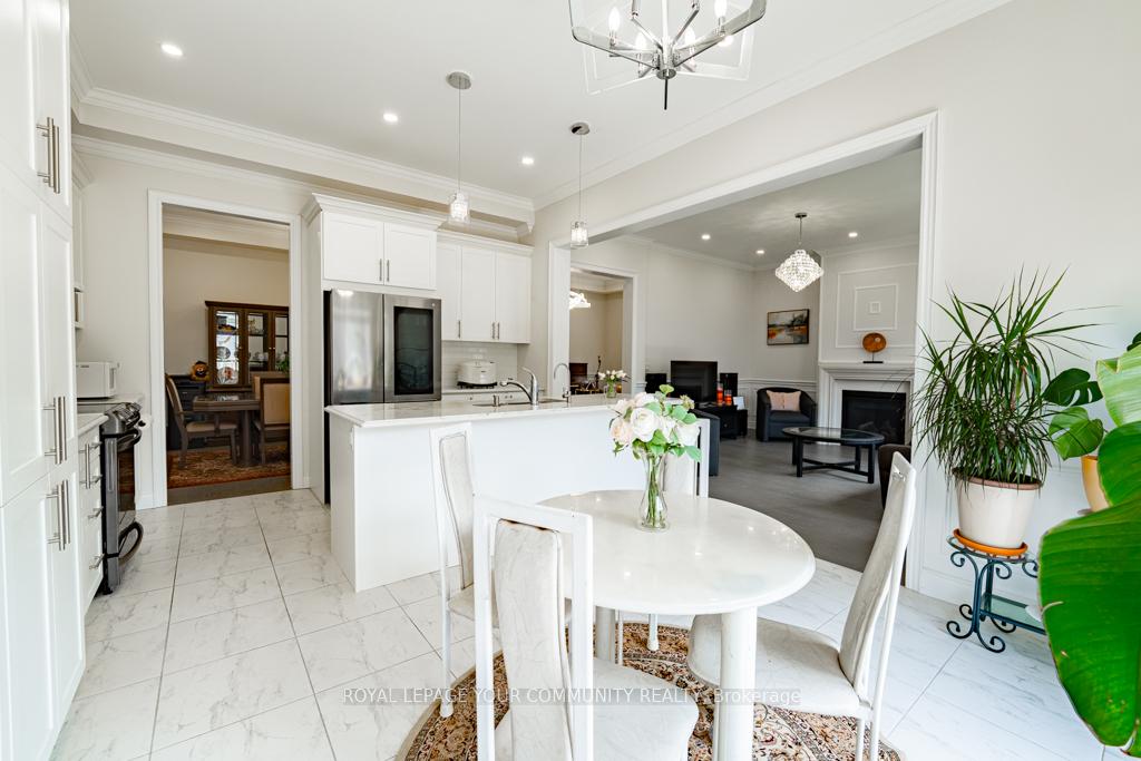 Photo 19 of 18 Maple Fields Circle, Aurora, Aurora Estates — HOMEH