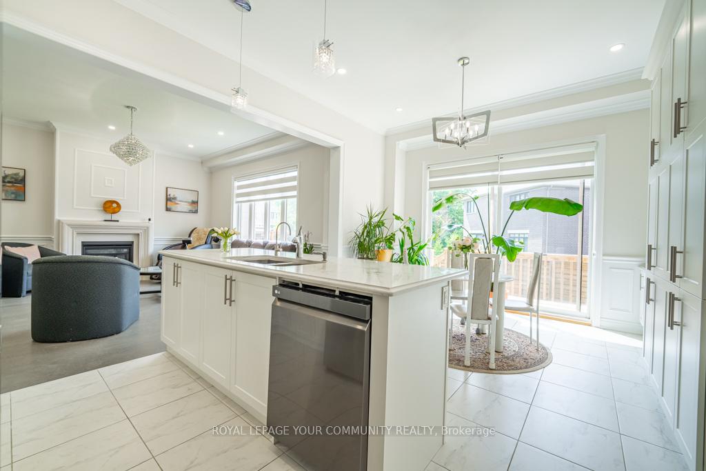 Photo 11 of 18 Maple Fields Circle, Aurora, Aurora Estates — HOMEH