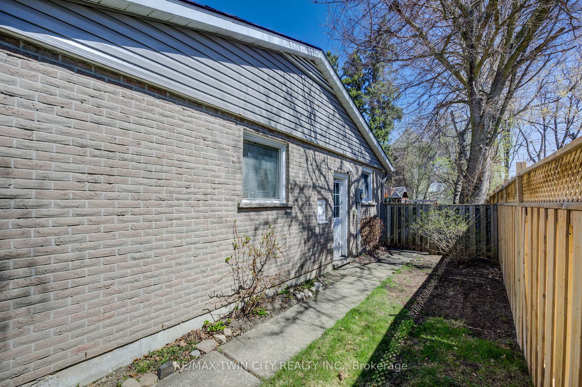 Photo 31 of 282 Braemore Avenue, Waterloo — HOMEH