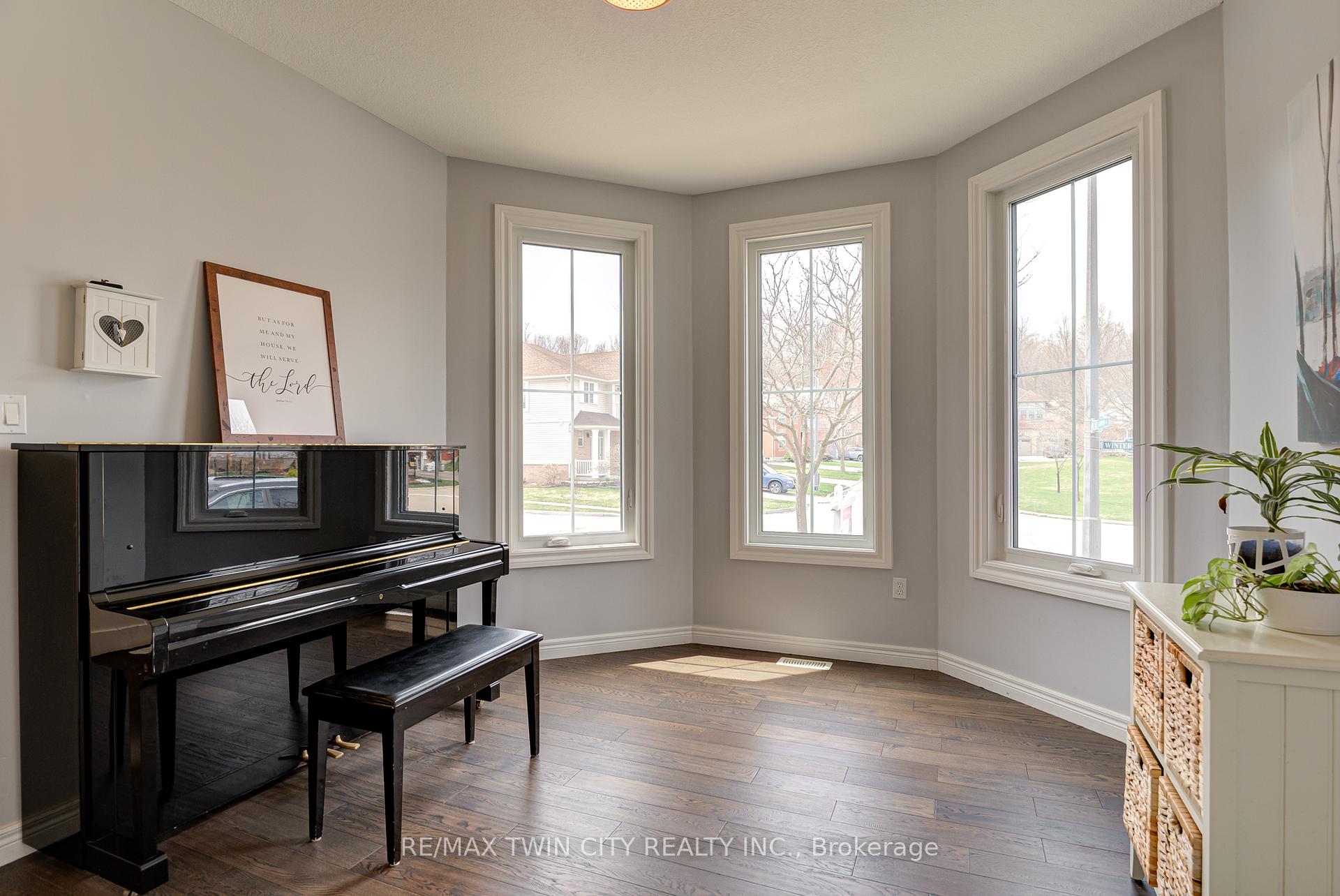 Photo 9 of 566 Winterburg Walk, Waterloo — HOMEH