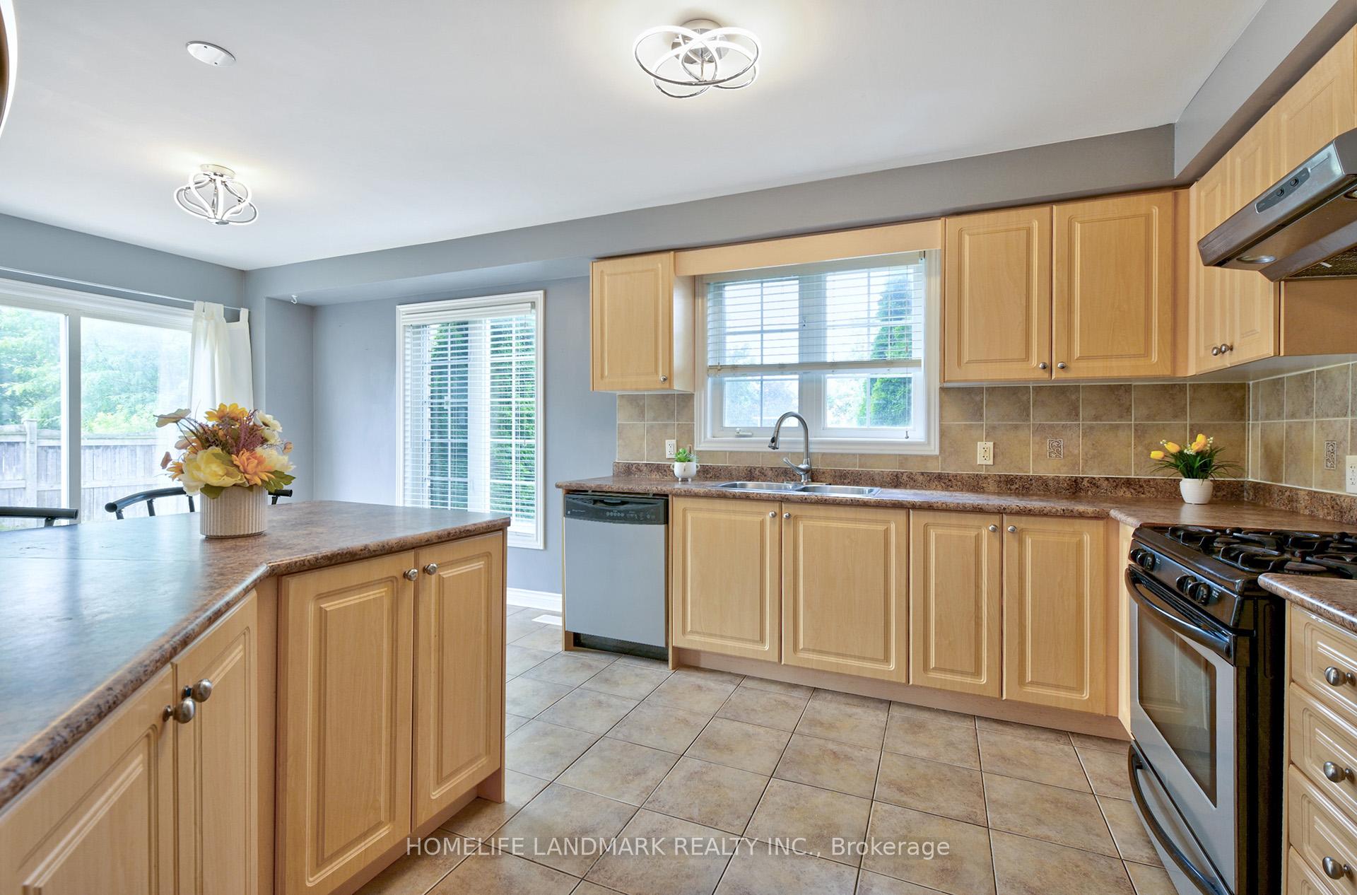Photo 7 of 33 Bugelli Drive S, Whitby, Taunton North — HOMEH