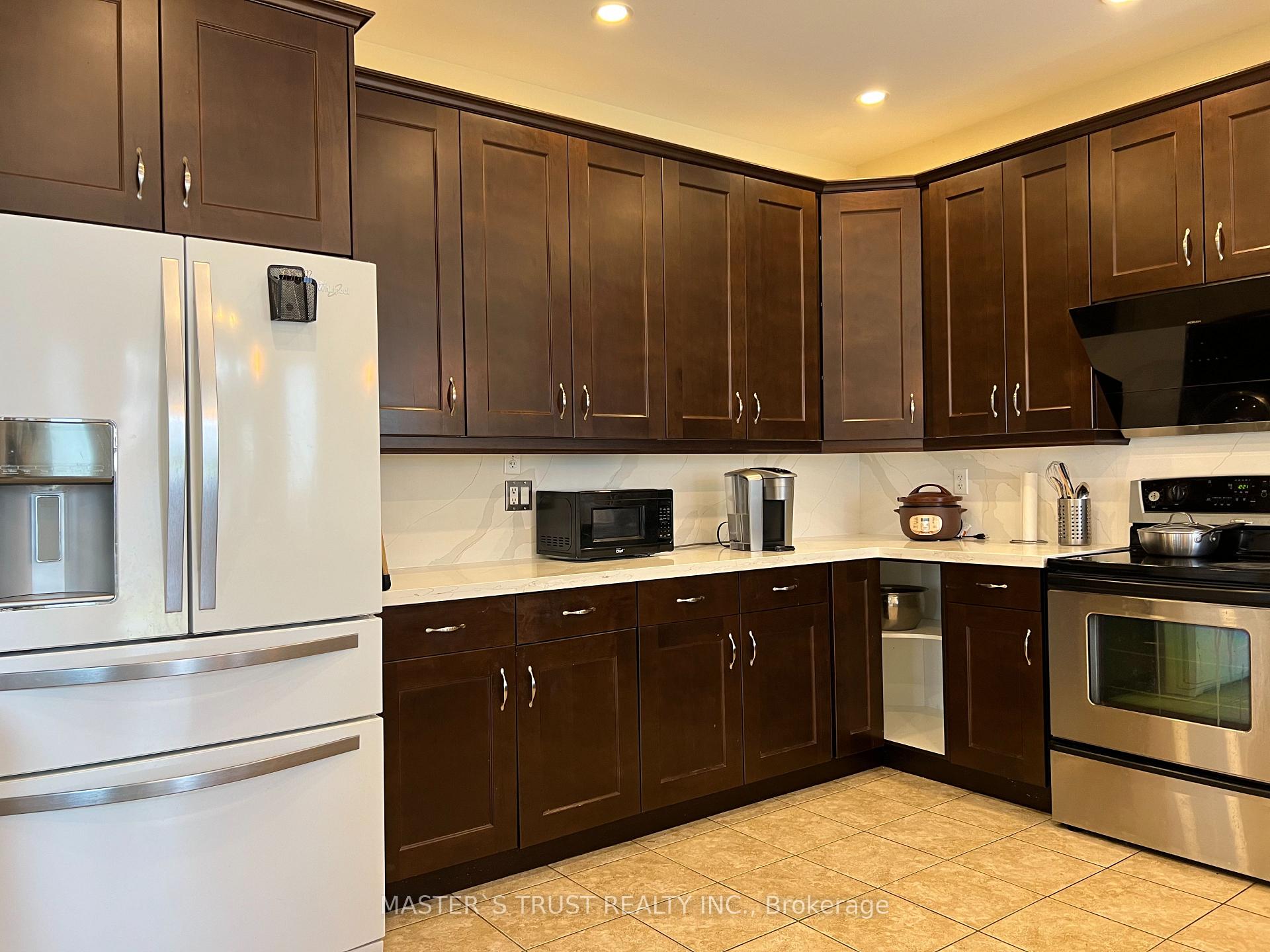 Photo 5 of 99 Rockland Crescent, Whitby, Brooklin — HOMEH