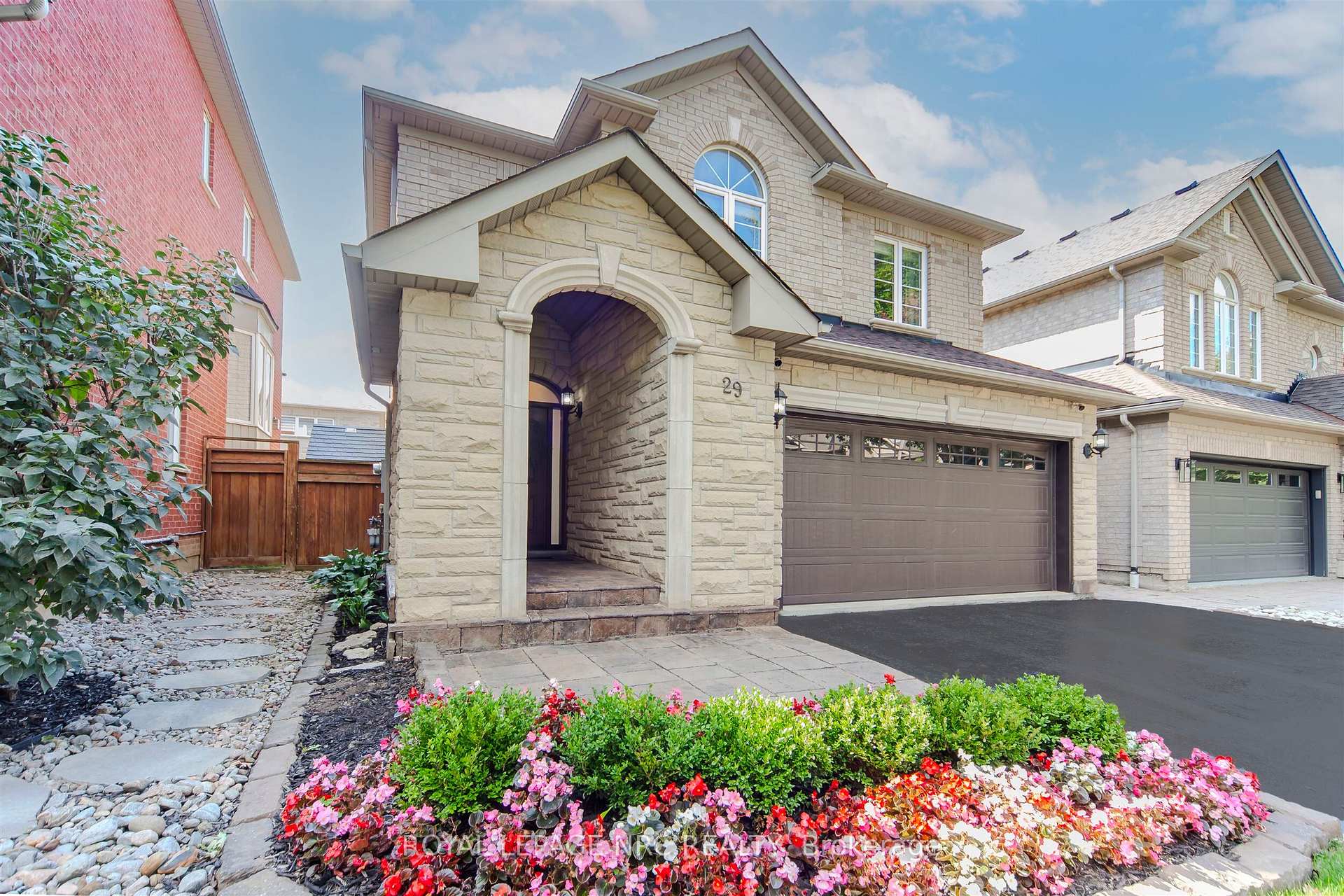 Photo 4 of 29 Grapevine Drive, Vaughan, Vellore Village — HOMEH