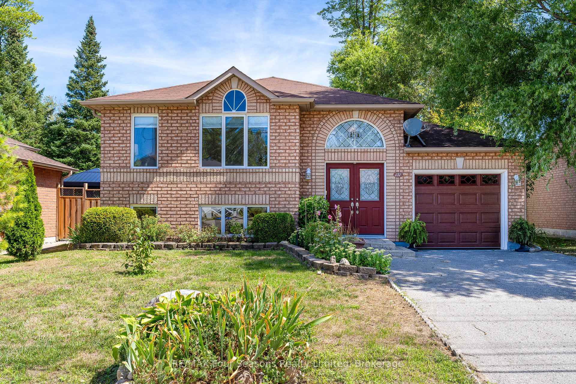 Photo 1 of 151 58th Street S, Wasaga Beach — HOMEH