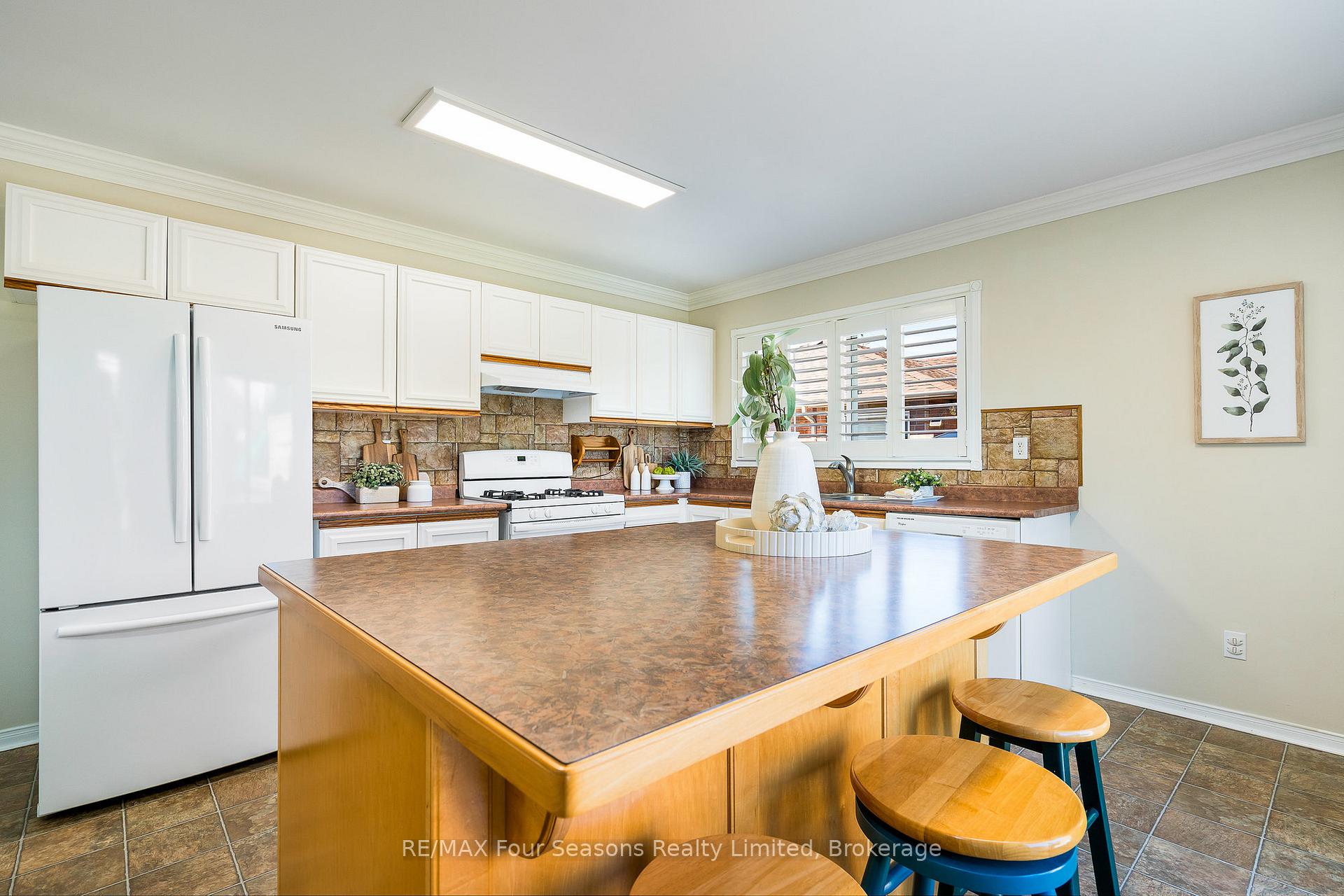 Photo 6 of 151 58th Street S, Wasaga Beach — HOMEH
