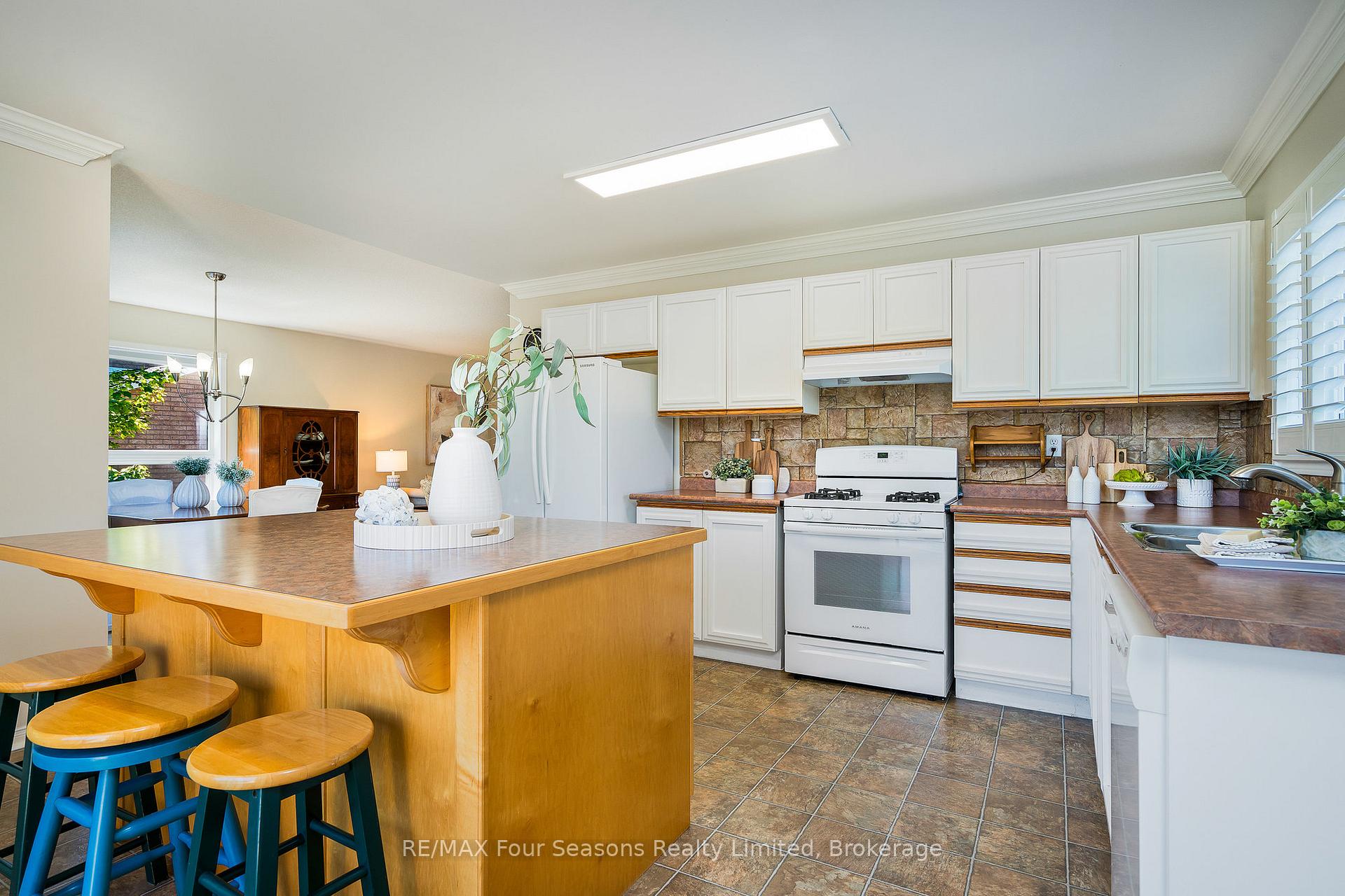 Photo 11 of 151 58th Street S, Wasaga Beach — HOMEH