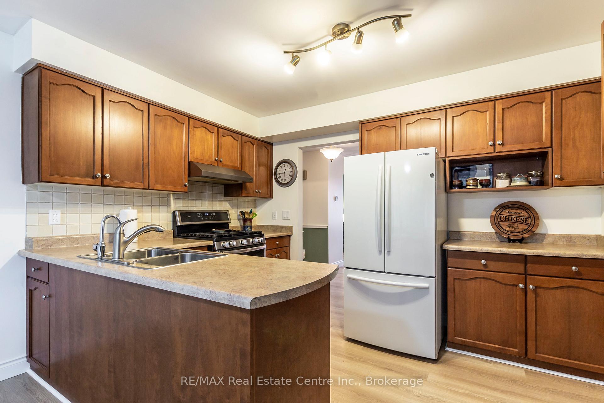 Photo 14 of 606 Hunters Place, Waterloo, Colonial Acres — HOMEH