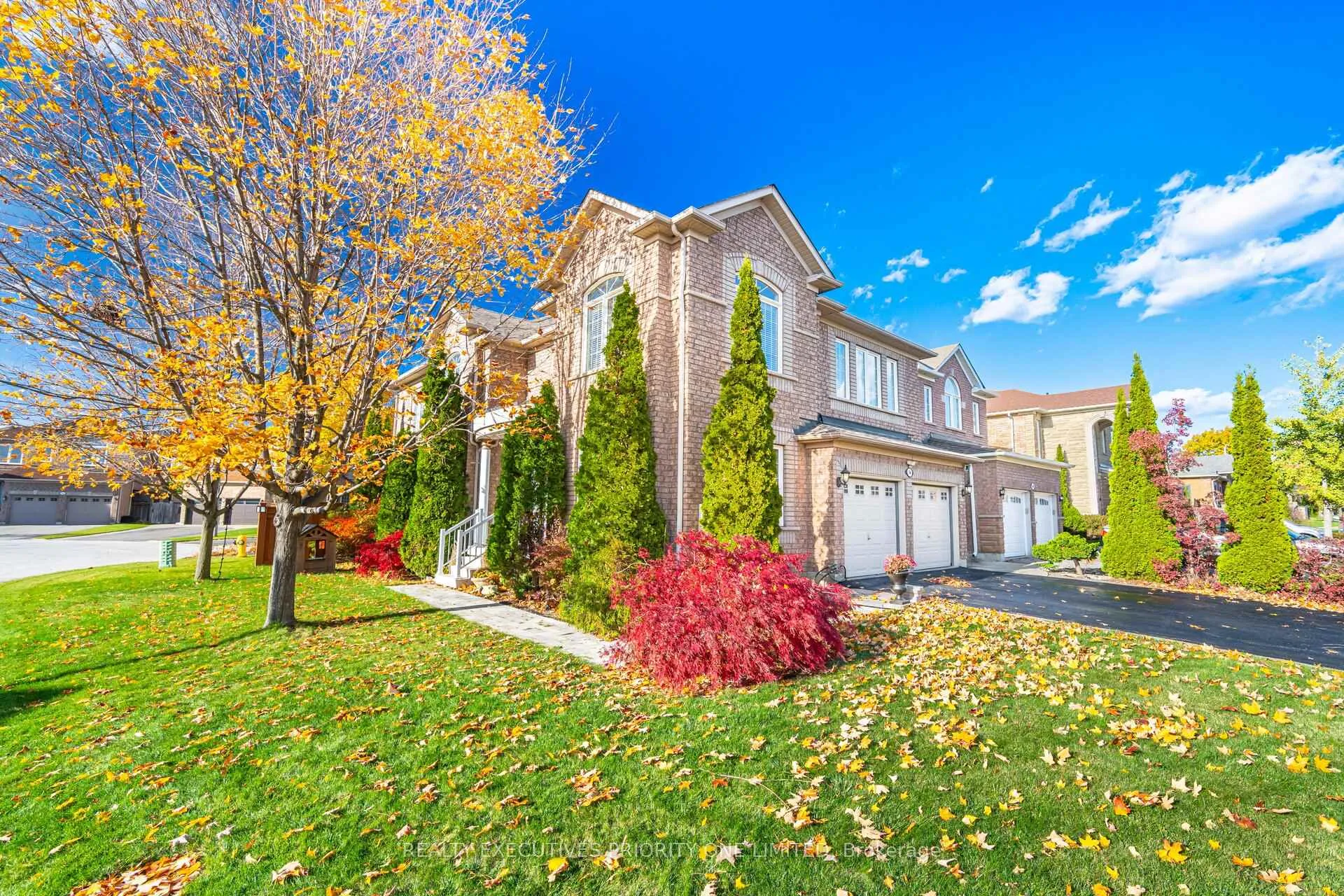 Photo 4 of 56 Regency View Heights, Vaughan, Rural Vaughan — HOMEH